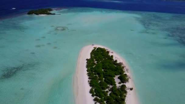 Aerial drone travel of marine shore beach holiday by blue green ocean με λευκό αμμώδες φόντο — Αρχείο Βίντεο