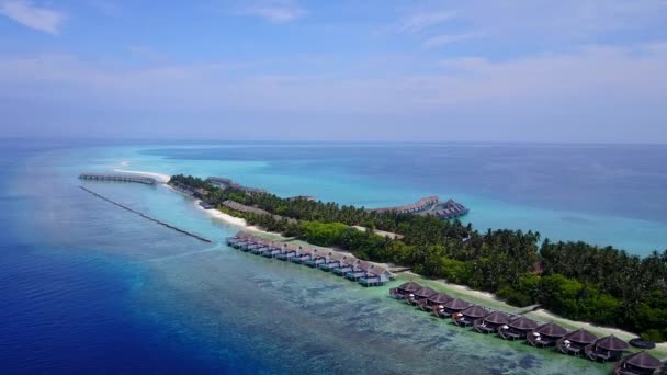 Drone abstrait de voyage parfait sur la plage vue mer par l'eau bleue avec fond sablonneux blanc — Video