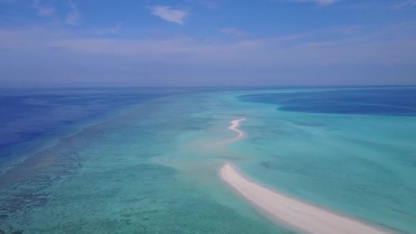 Mavi okyanus ve beyaz kumlu arka plandaki cennet gibi sahil manzarası. — Stok video