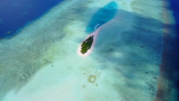 Flygdrönare havsbild av tropiska turist strand paus av blått hav med vit sand bakgrund — Stockvideo