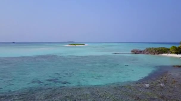 하얀 모래사장이 있는 푸른 바다 옆 호화 로운 섬의 공중 드론 — 비디오