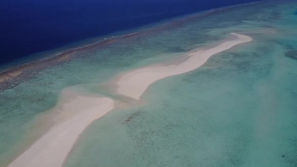 Вид с воздуха пейзаж идеальный залив пляж образ жизни голубой водой с белым песчаным фоном — стоковое видео