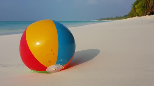 Opblaasbare Bal Het Strand Genieten Van Tropische Vakantie Bali Indonesië — Stockvideo