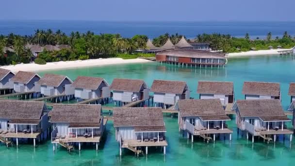 Luftdrohnenhimmel des ruhigen Urlaubsortes Strandausflug durch aqua blaues Meer und weißen Sandhintergrund — Stockvideo