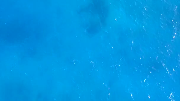 Perjalanan udara Drone dari surga resor pantai satwa liar oleh laut biru dengan latar belakang berpasir putih — Stok Video