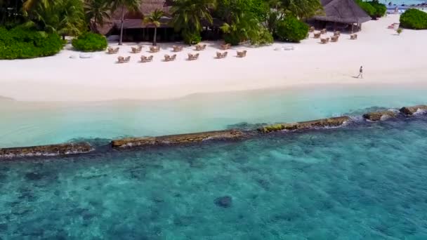Drone vista textura de vacaciones de playa turística perfecta por mar azul con fondo de arena blanca — Vídeo de stock