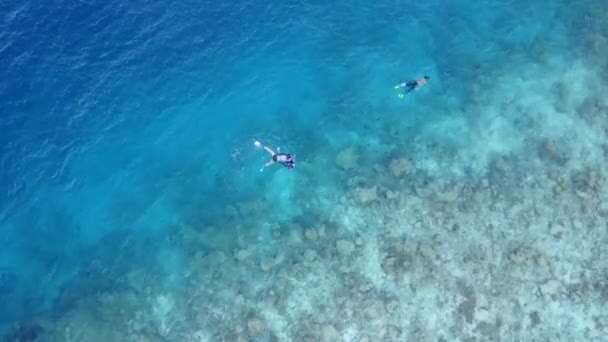 Drone vista paisagem tropical praia praia férias por água azul com fundo de areia branca — Vídeo de Stock