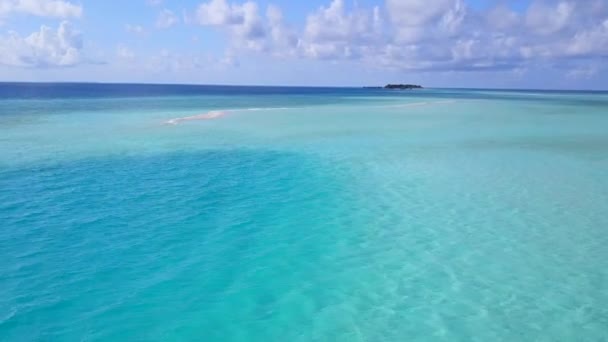 Aerial charakter luksusowej laguny plaża podróż przez niebieski ocean z białym, piaszczystym tle — Wideo stockowe
