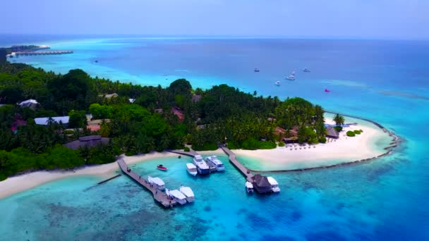 Drone toerisme van exotische kust strand avontuur door blauwe lagune en wit zand achtergrond — Stockvideo