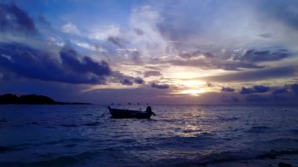 푸른 물과 깨끗 한 모래를 배경으로 평온 한 해변 여행을 하는 공중 파노라마 — 비디오