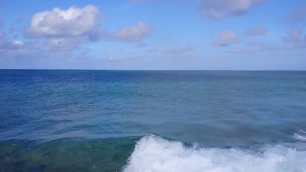 Luchtfoto drone zeegezicht van prachtige kust strand reis door heldere oceaan met helder zand achtergrond — Stockvideo