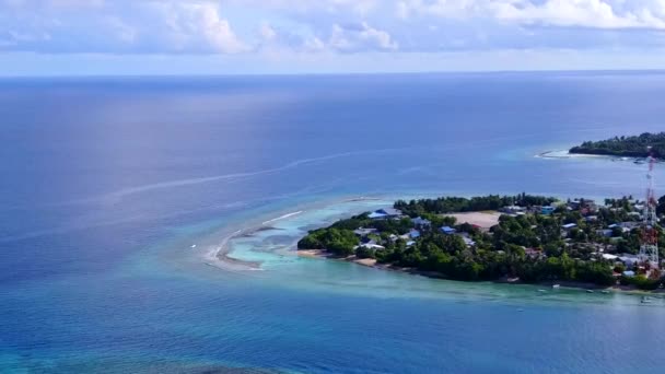 Aerial drone abstrakt relaksujący widok na morze plaża podróż przez aqua niebieskiej laguny z białym tle piasku — Wideo stockowe