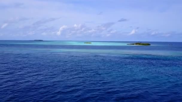 Drone abstracto aéreo de tiempo de playa de bahía relajante por el océano turquesa con fondo de arena blanca — Vídeo de stock