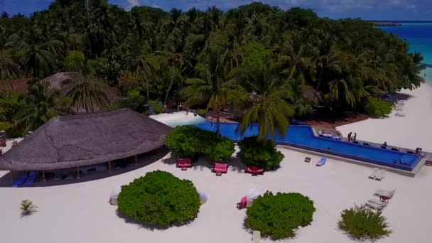 Drone turismo aéreo de viagem de praia costa tropical por água azul do aqua com fundo arenoso branco — Vídeo de Stock
