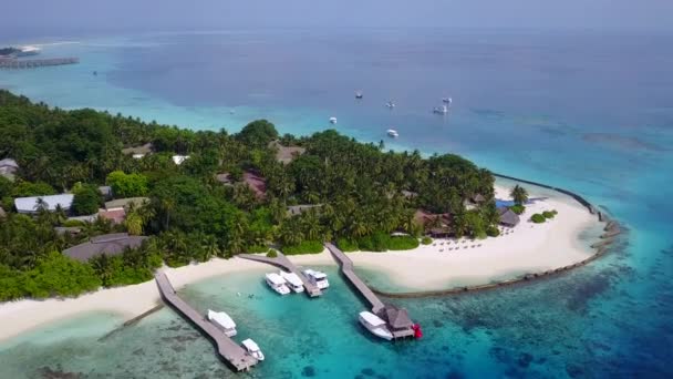 Luftpanorama des Luxus-Resorts Strandausflug durch klaren Ozean mit weißem Sandhintergrund — Stockvideo