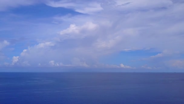 아름다운 바다 풍경의 드론 파노라마는 맑은 바 다 와 하얀 모래땅을 배경으로 해변에서의 휴가를 보여준다 — 비디오