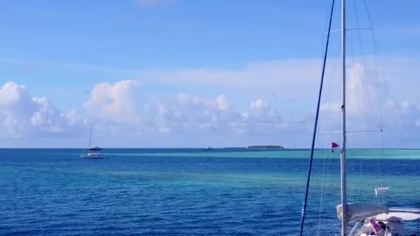 Luchtvaart drone toerisme van de mariene kust strand reis door ondiepe lagune met wit zand achtergrond — Stockvideo