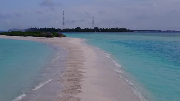 Drone krajobrazy lotnicze pięknej plaży turystycznej przerwa przez błękitne morze i białe piaszczyste tło — Wideo stockowe