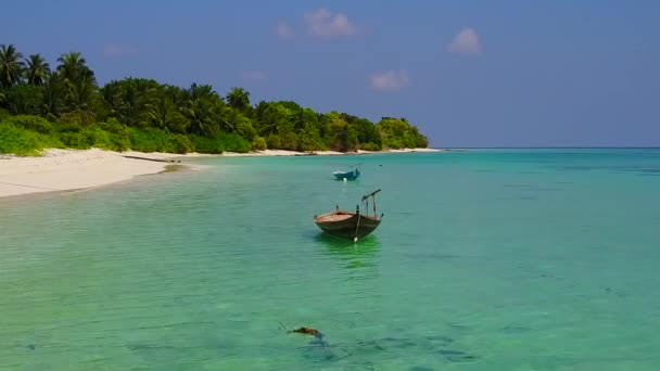 Luchttoerisme van paradijs resort strand avontuur door heldere lagune met witte zandachtergrond — Stockvideo