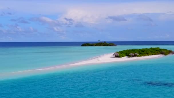 Naturaleza aérea del relajante viaje a la playa del complejo junto a una laguna poco profunda con un fondo de arena blanca — Vídeos de Stock