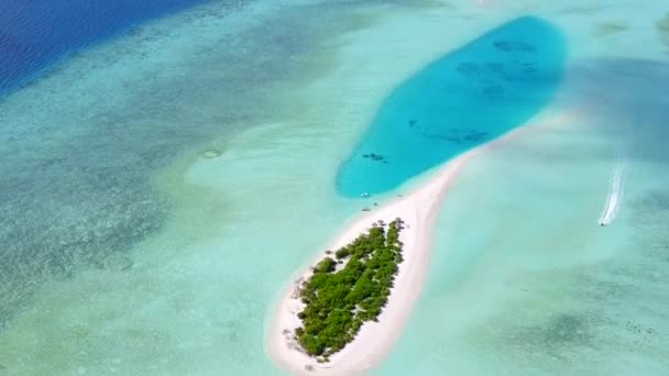 Беспилотник абстрактный экзотический прибрежный отдых на пляже с голубой водой и белым песком — стоковое видео