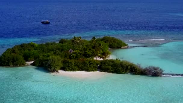 Rahatlatıcı ada sahil yolculuğunun hava aracı dokusu temiz kumlu arka plana sahip mavi deniz kıyısında. — Stok video
