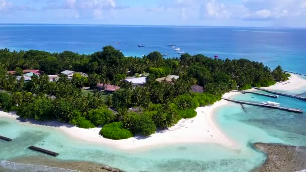 청록색 바다를 깨끗 한 모래사장으로 하여 목가적 인 관광객들의 해변 생활이 펼쳐지는 공중 풍경 — 비디오