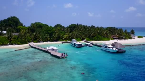 Drone utsikt landskap av lugn lagun strand livsstil av blått hav med vit sand bakgrund — Stockvideo