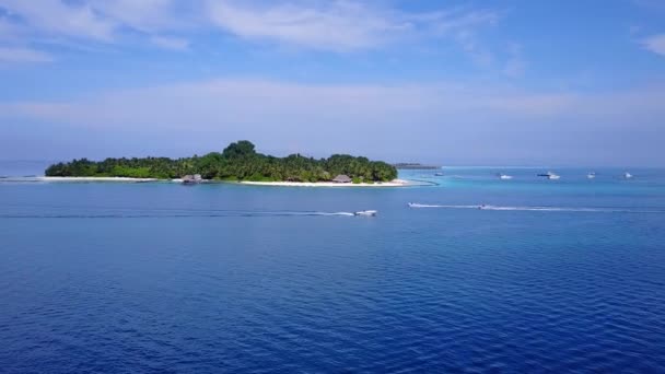 Luchtfoto drone zeegezicht van ontspannende strand vakantie aan de blauwe zee met wit zand achtergrond — Stockvideo