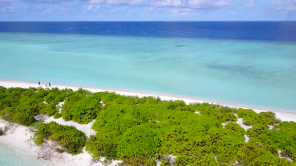 Panorama drona z lotu ptaka tropikalna wyspa plaża przygoda przez przejrzyste morze i białe piaszczyste tło — Wideo stockowe