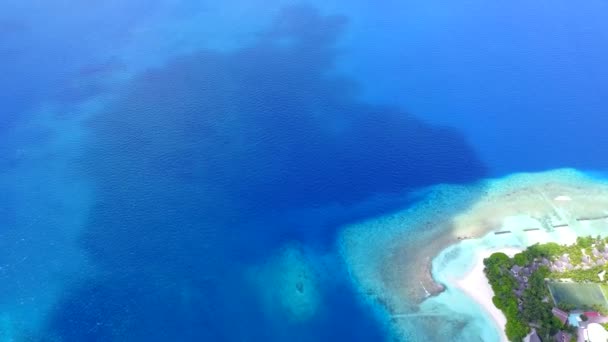 Vista aérea del paisaje marino de la relajante costa tiempo de playa por la laguna verde azul y fondo de arena blanca — Vídeo de stock