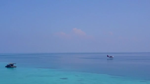 Drone cielo aereo del paradiso vista mare spiaggia fauna selvatica dal mare trasparente con sfondo di sabbia pulita — Video Stock