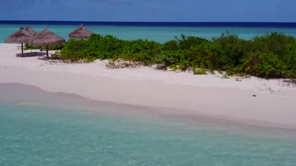 Pemandangan udara perjalanan pulau yang santai dengan lautan biru dan latar belakang pasir putih — Stok Video