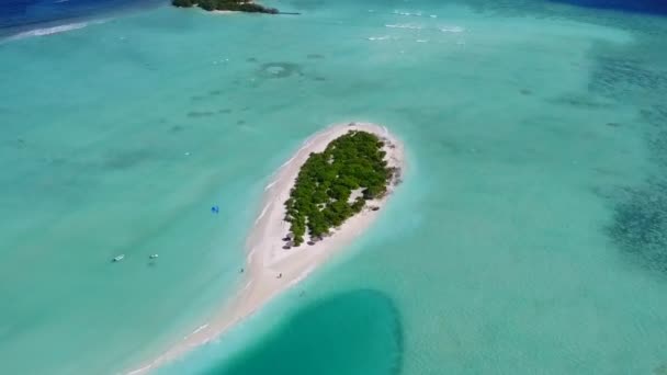 Drone struttura aerea di idilliaca spiaggia turistica viaggio da laguna blu con sfondo di sabbia bianca — Video Stock