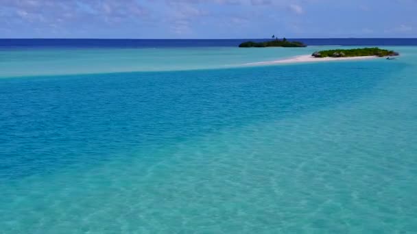 Drone podróży relaksujący widok na morze plaża podróż przez błękitne morze z białym, piaszczystym tle — Wideo stockowe
