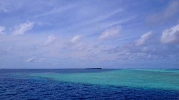 Dron letecké panorama krásné pobřeží pláž volně žijících živočichů v modrém moři s čistým pískem pozadí — Stock video