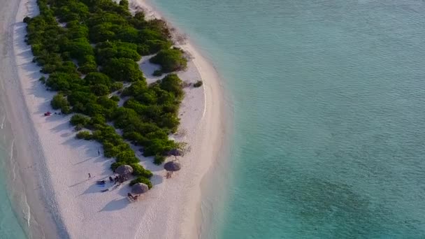 Drone textura aérea de la playa tranquila playa aventura por mar poco profundo con fondo de arena blanca — Vídeos de Stock