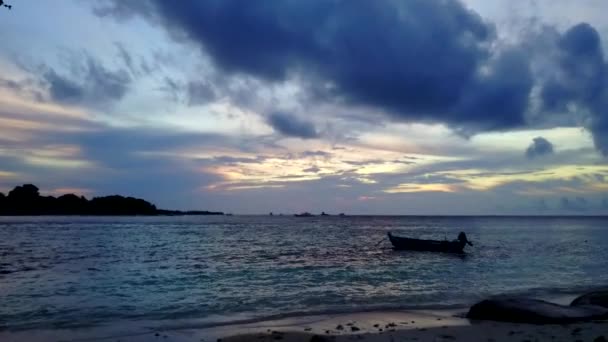 맑은 물과 하얀 모래를 이용하여 아름다운 섬 해변 여행을 하는 아름다운 공중 풍경 — 비디오