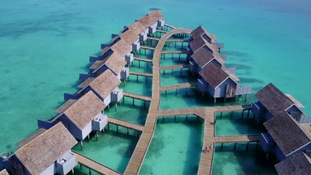 Luftbild der perfekten Bucht Strand Pause durch aqua blaue Lagune mit weißem Sandhintergrund — Stockvideo