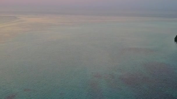 Путешествие беспилотника по прекрасному побережью вдоль бирюзового океана на песчаном фоне — стоковое видео