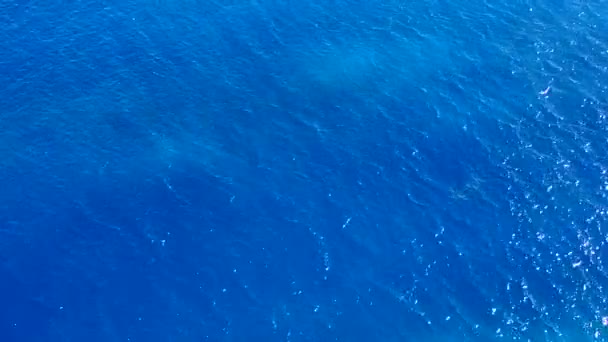 Pandangan udara panorama waktu pantai resor laut dengan latar belakang laut biru dan pasir cerah — Stok Video