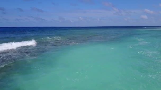 Luchtfoto natuur van rustig uitzicht op zee strand reis door de blauwe oceaan en witte zandachtergrond — Stockvideo