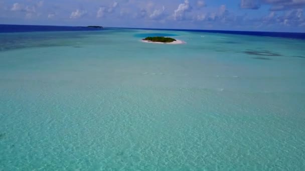 白い砂浜の背景を持つ澄んだ水で完璧な観光ビーチの休日のドローン航空観光 — ストック動画