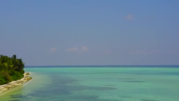 Drone view havsutsikt av lyx havsutsikt strand semester med blå grönt hav med vit sand bakgrund — Stockvideo