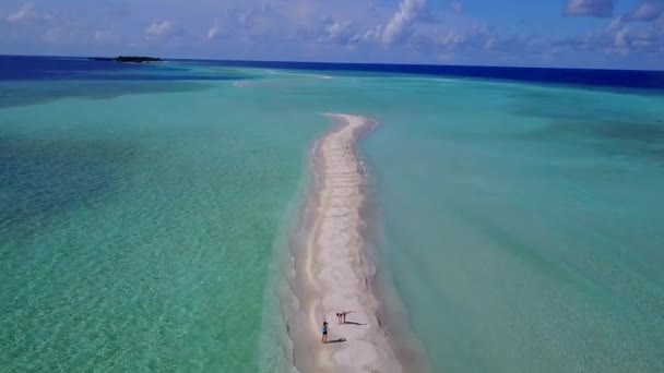 Turismo aereo di idilliaca vacanza al mare turistico dal mare blu con sfondo sabbioso pulito — Video Stock