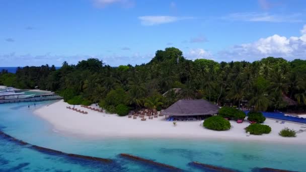 공중에서 보는 호화 로운 섬의 해 변 여행, 하얀 모래사장이 있는 푸른 바다 — 비디오