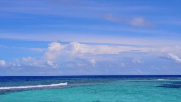 Paisaje aéreo de drones del paraíso viaje a la playa por la costa de la laguna poco profunda y el fondo de arena blanca — Vídeos de Stock