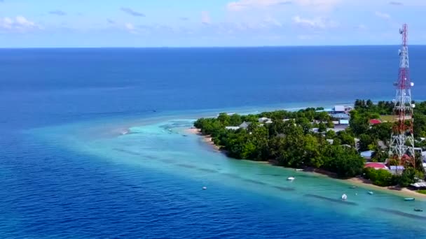 Drohne Natur der perfekten Bucht Strand Abenteuer durch blaues Wasser mit weißem Sandhintergrund — Stockvideo
