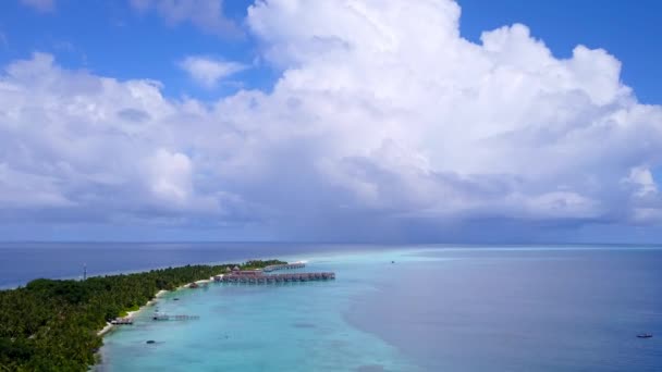 Letecká turistika krásné moře pohled pláž dovolená podle modrého zeleného moře a bílého písku pozadí — Stock video