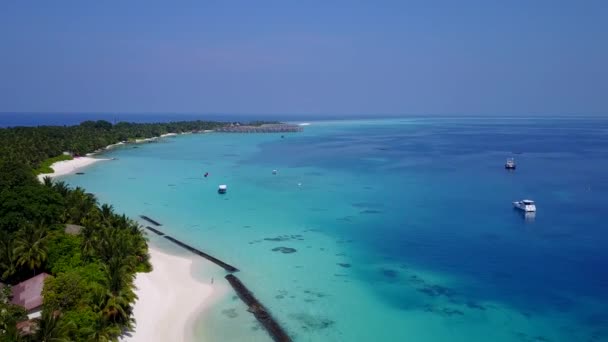 Drone textura aérea de idílico tiempo de playa de la bahía por el mar azul aqua y fondo de arena blanca — Vídeo de stock